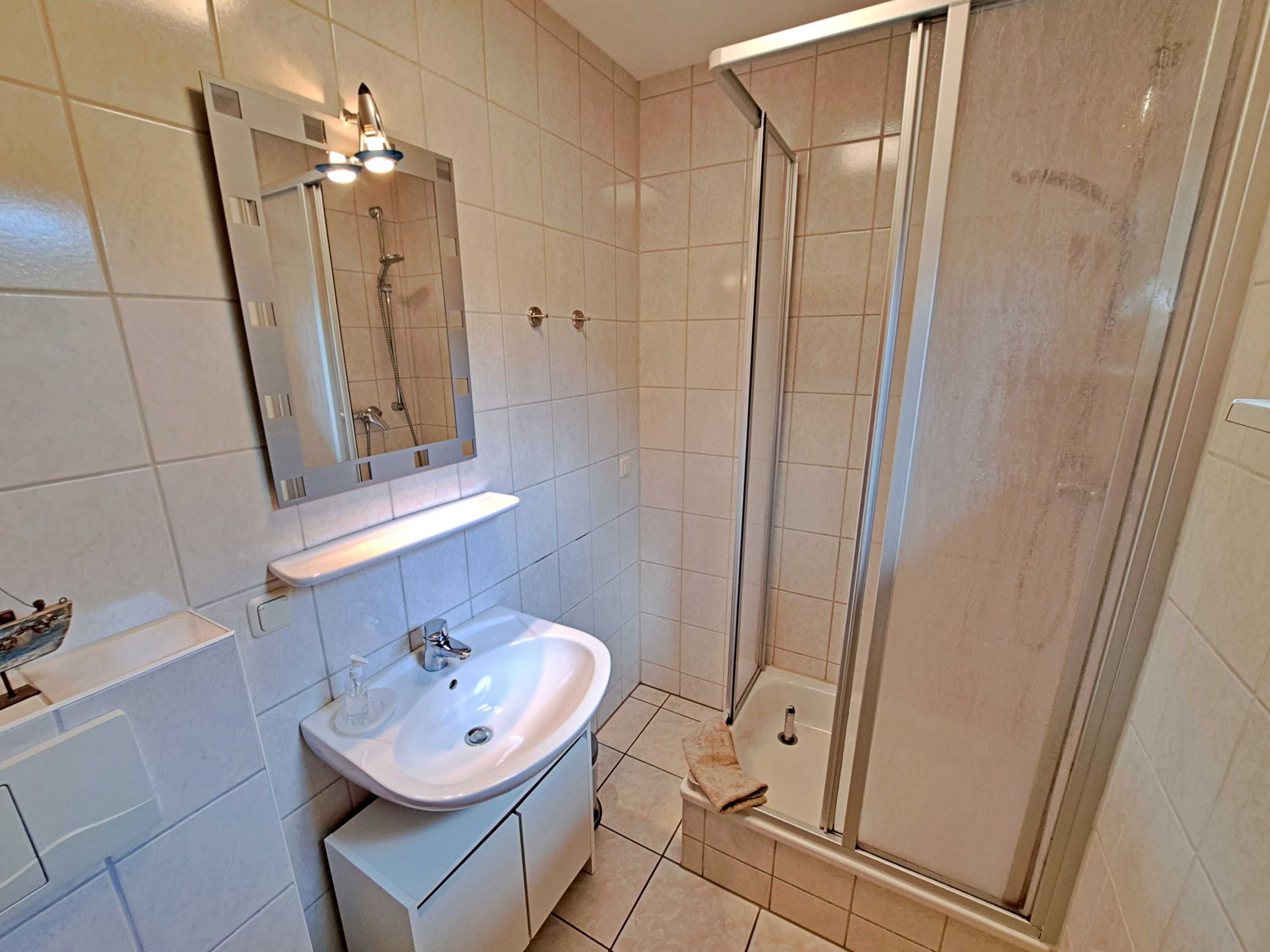 Dusche, Haartrockner, Handtücher