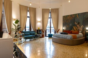 奢华套房, 阳台 | 高档床上用品、羽绒被、迷你吧、客房内保险箱