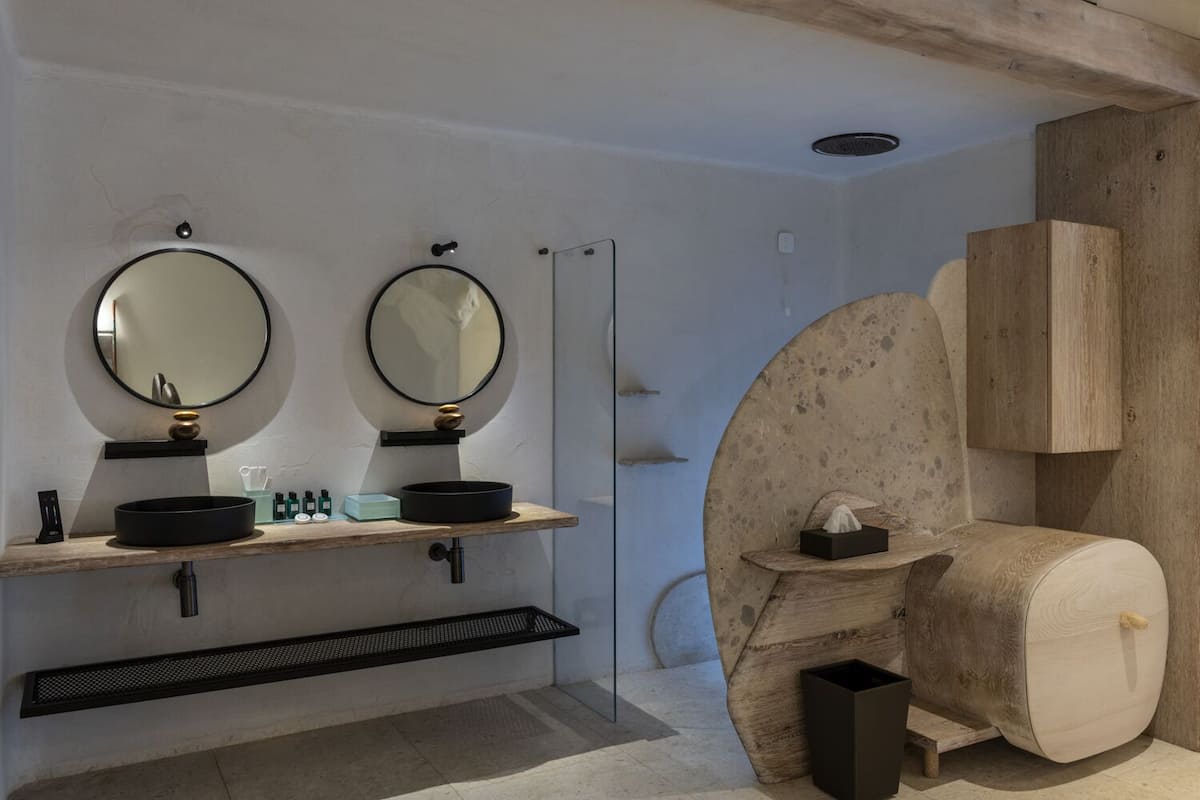 Junior Suite with Plunge Pool | Bagno | Doccia, soffione a pioggia, set di cortesia firmato, asciugacapelli