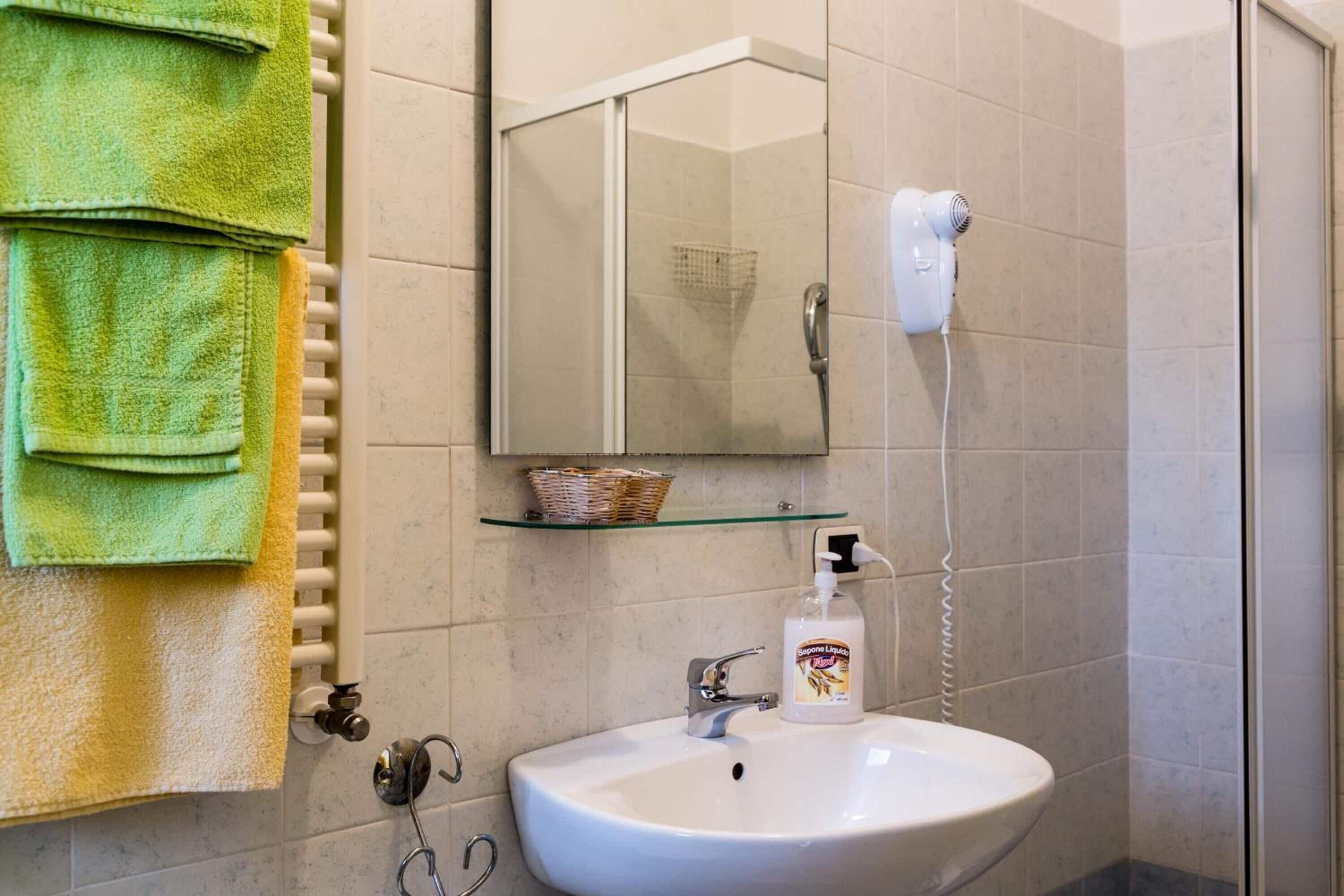 Dusj, hårføner, bidé og håndklær