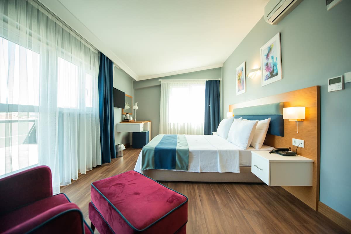 Deluxe Loft | Minibar, in-room safe, desk, free cots/infant beds