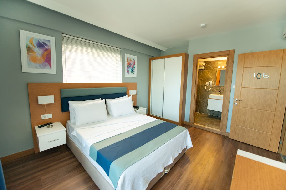 Standard Double Room | Minibar, in-room safe, desk, free cots/infant beds