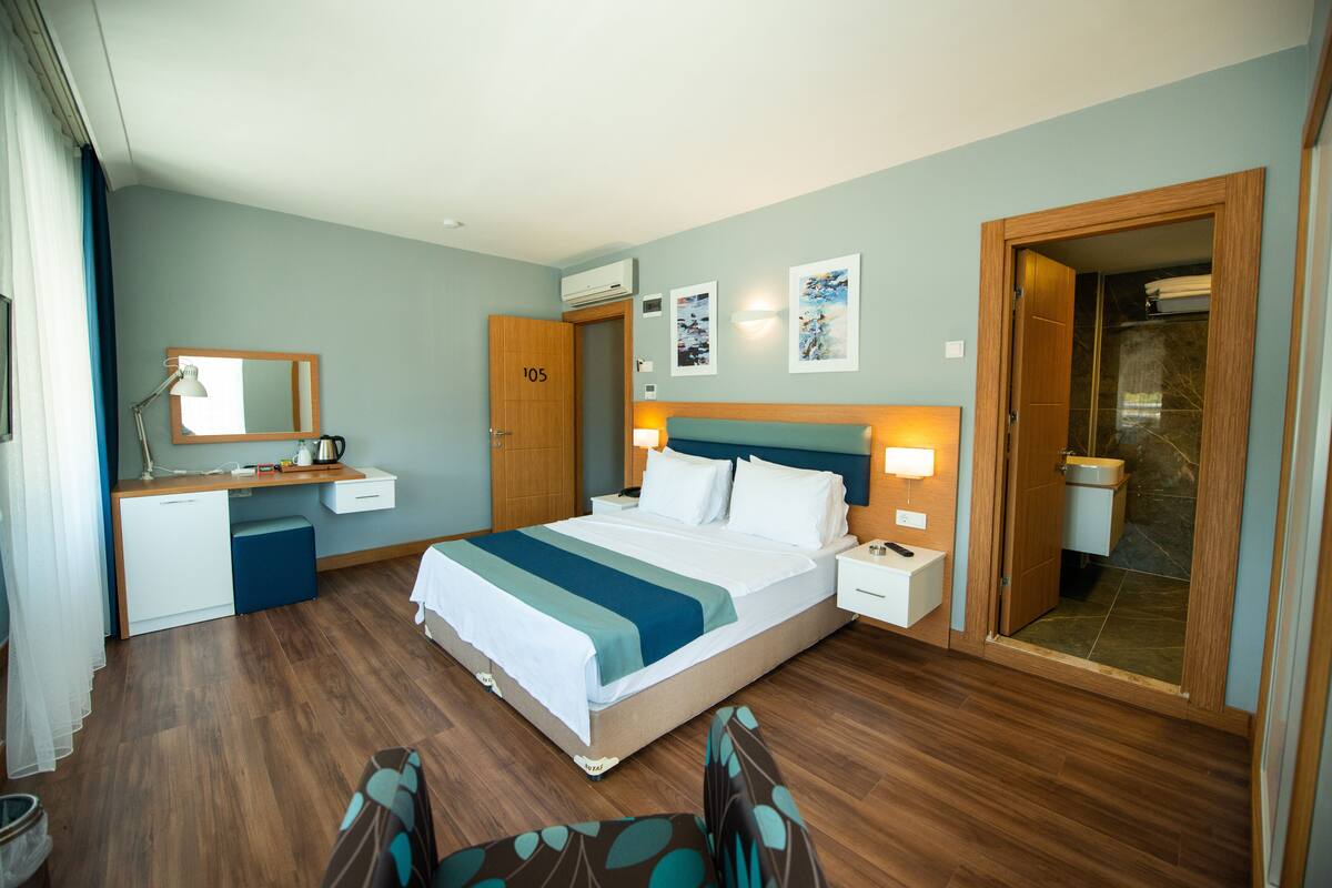 Standard Double Room | Minibar, in-room safe, desk, free cots/infant beds