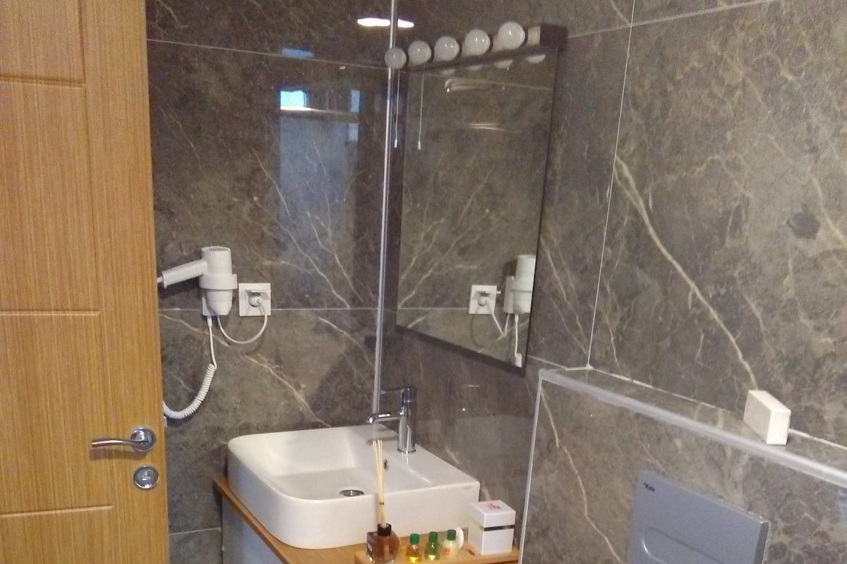 Deluxe Loft | Bathroom | Shower, free toiletries, hair dryer, slippers