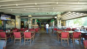 Free daily cooked-to-order breakfast