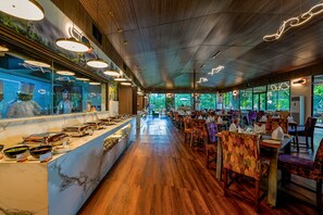 فطور قائم على الخدمة الذاتية مجانًا يوميًا