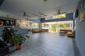 Lobby sitting area - Tarangi Resort and Spa (Ramnagar)