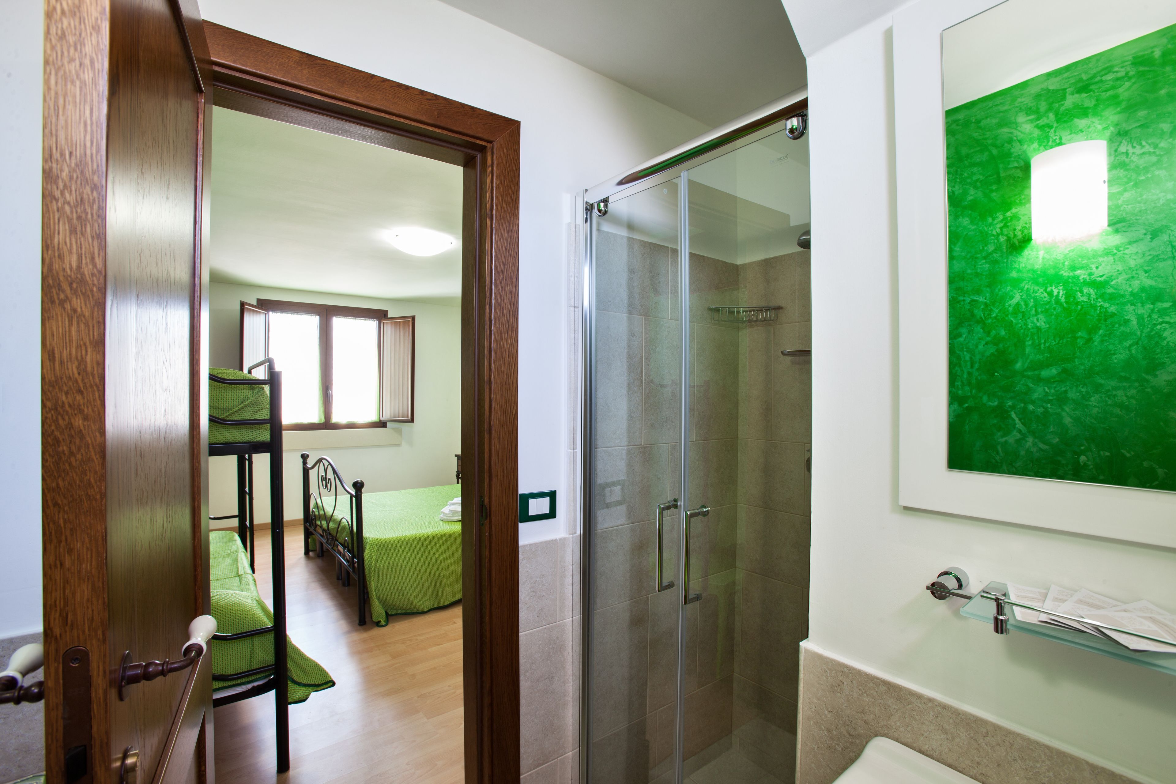 Quadrupla Standard | Bagno | Doccia, set di cortesia gratuito, asciugacapelli, asciugamani