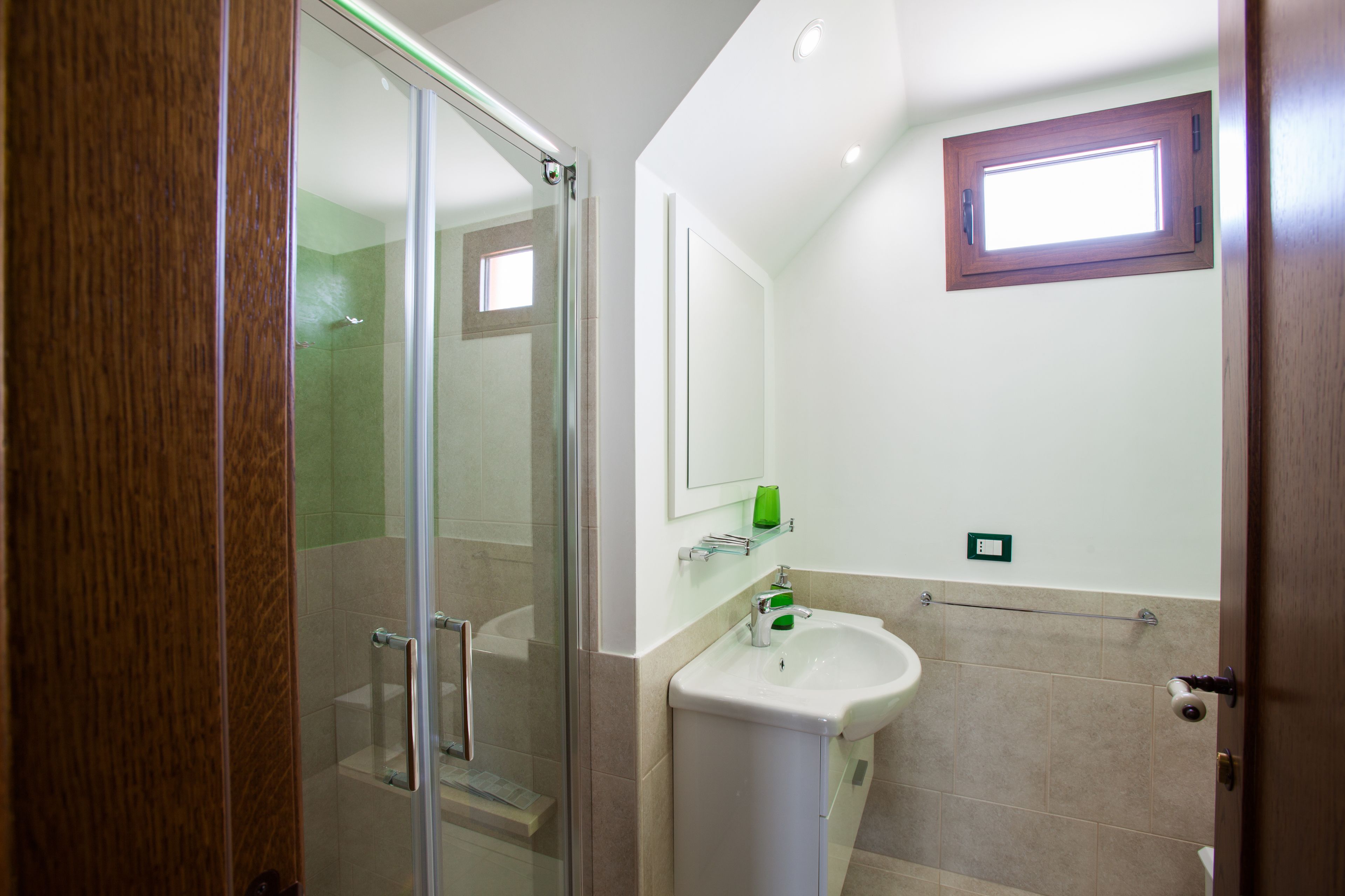 標準四人房 | 浴室 | 淋浴設備、免費盥洗用品、吹風機、毛巾