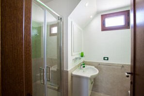 Standard négyágyas szoba | Fürdőszoba | Zuhanyzó, ingyenes piperecikkek, hajszárító és törölközők