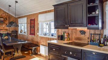 Refrigerador, parrilla de estufa, lavavajillas y cafetera y tetera