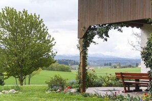 Property grounds - Ferienwohnung Regina, 55 qm, 2 Schlafzimmer, 2 Duschen, 4 Betten und Kinderbetten, Nichtraucher (Kirchanschöring)