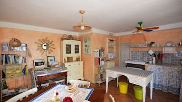 Habitación con 1 cama matrimonial o 2 individuales, vista al jardín | Cocina compartida | Refrigerador, microondas, horno y parrilla de estufa