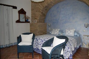 Chambre Double ou avec lits jumeaux, vue jardin | Bureau, fer et planche à repasser, Wi-Fi gratuit, draps fournis