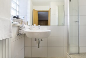 Studio | Badezimmer | Dusche, kostenlose Toilettenartikel, Haartrockner, Handtücher