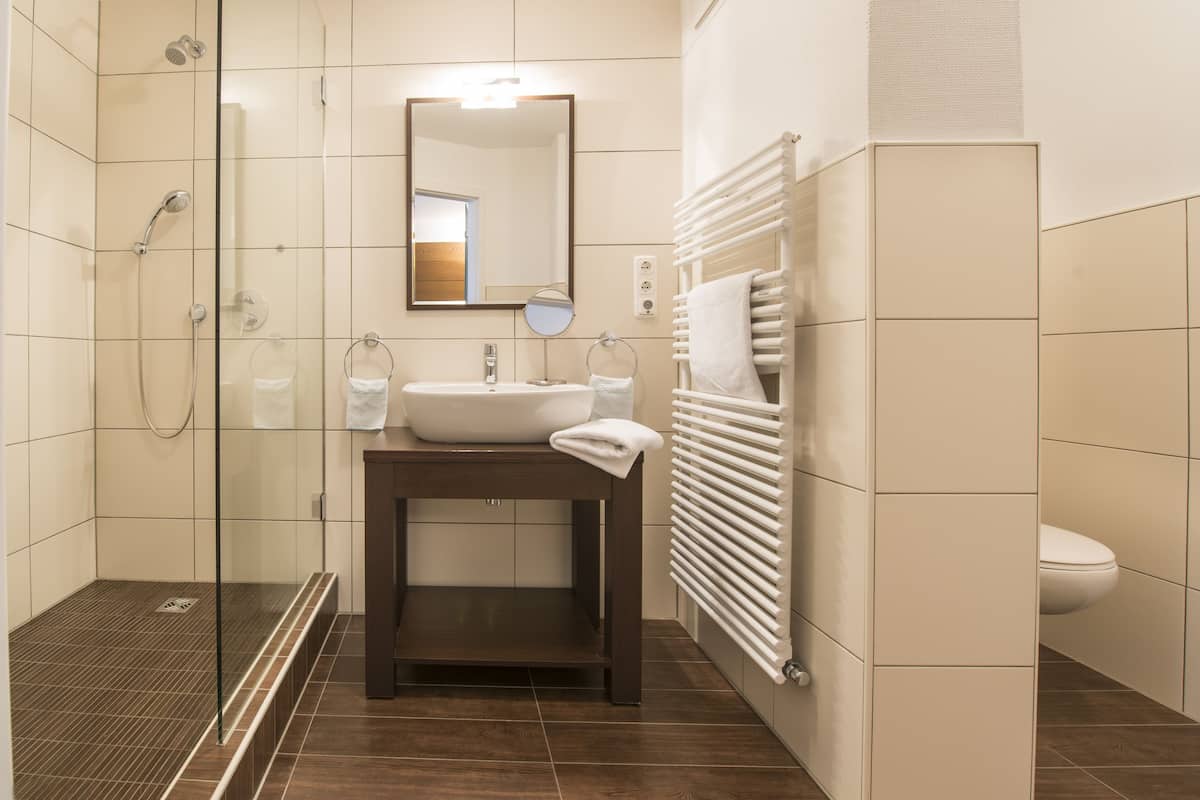 comfort double room | bathroom | shower, free toiletries, hair dryer, towels