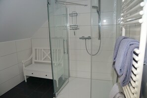 Shower, hair dryer, towels - Miin Hüs iip Lun - Holiday cottage (Helgoland)
