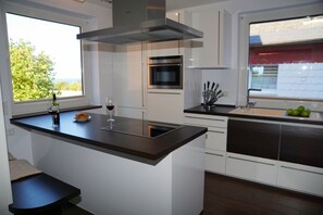 Geladeira, micro-ondas, fogão, lava-louças