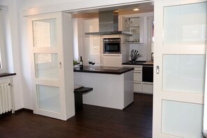 Geladeira, micro-ondas, fogão, lava-louças