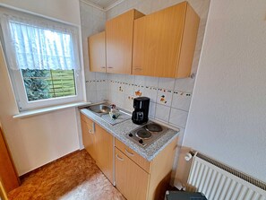 Kühlschrank, Wasserkocher mit Kaffee-/Teezubehör, Wasserkocher, Toaster