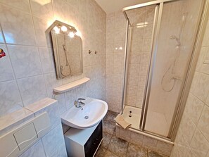 Shower, hair dryer, towels - Apartment 02 (left) - Holiday apartments Groth family (Heringsdorf)