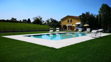 Außenpool (je nach Saison geöffnet), Sonnenschirme, Liegestühle