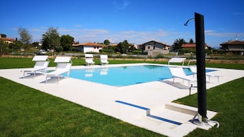 Piscina stagionale all'aperto, ombrelloni da piscina, lettini