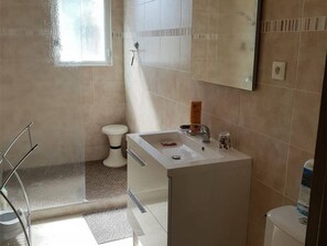 Bathroom - Cozy Studio with Balcony, Steps from the Beach - Sleeps 4, A/C, Parking (Argelès-sur-Mer)