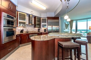 Kylskåp, mikrovågsugn, ugn och spishäll