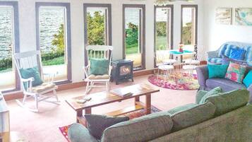 Smart TV, fireplace, DVD player, books