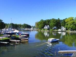Marina - LONG TERM Full WATERFRONT HOUSE, Niagara Wine Trail,15 Min.TO Niagara Falls,USA! (Wilson)
