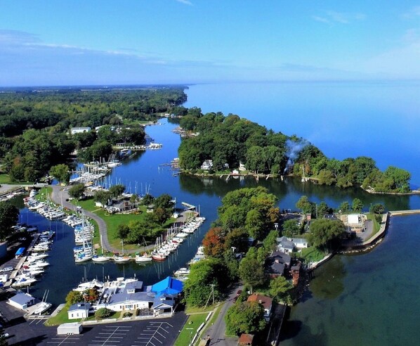 Marina - LONG TERM Full WATERFRONT HOUSE, Niagara Wine Trail,15 Min.TO Niagara Falls,USA! (Wilson)