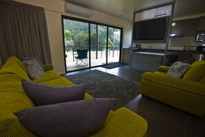 Småhus, 1 soverom, tilgjengelighetstilpasset, elveutsikt | Oppholdsområde | Flatskjerm-TV