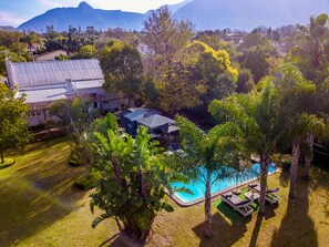 Outdoor pool, pool loungers - Elianthe Boutique Guesthouse (Swellendam)
