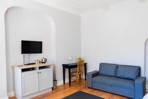 Quarto família, 1 cama King | Sala de estar | TV de tela plana