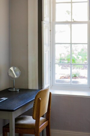 Habitación de lujo doble, 1 cama de matrimonio grande | Servicio de la habitación