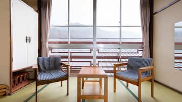 和室 喫煙 共有バスルーム | セーフティボックス (室内)、デスク、WiFi (無料)、ベッドシーツ