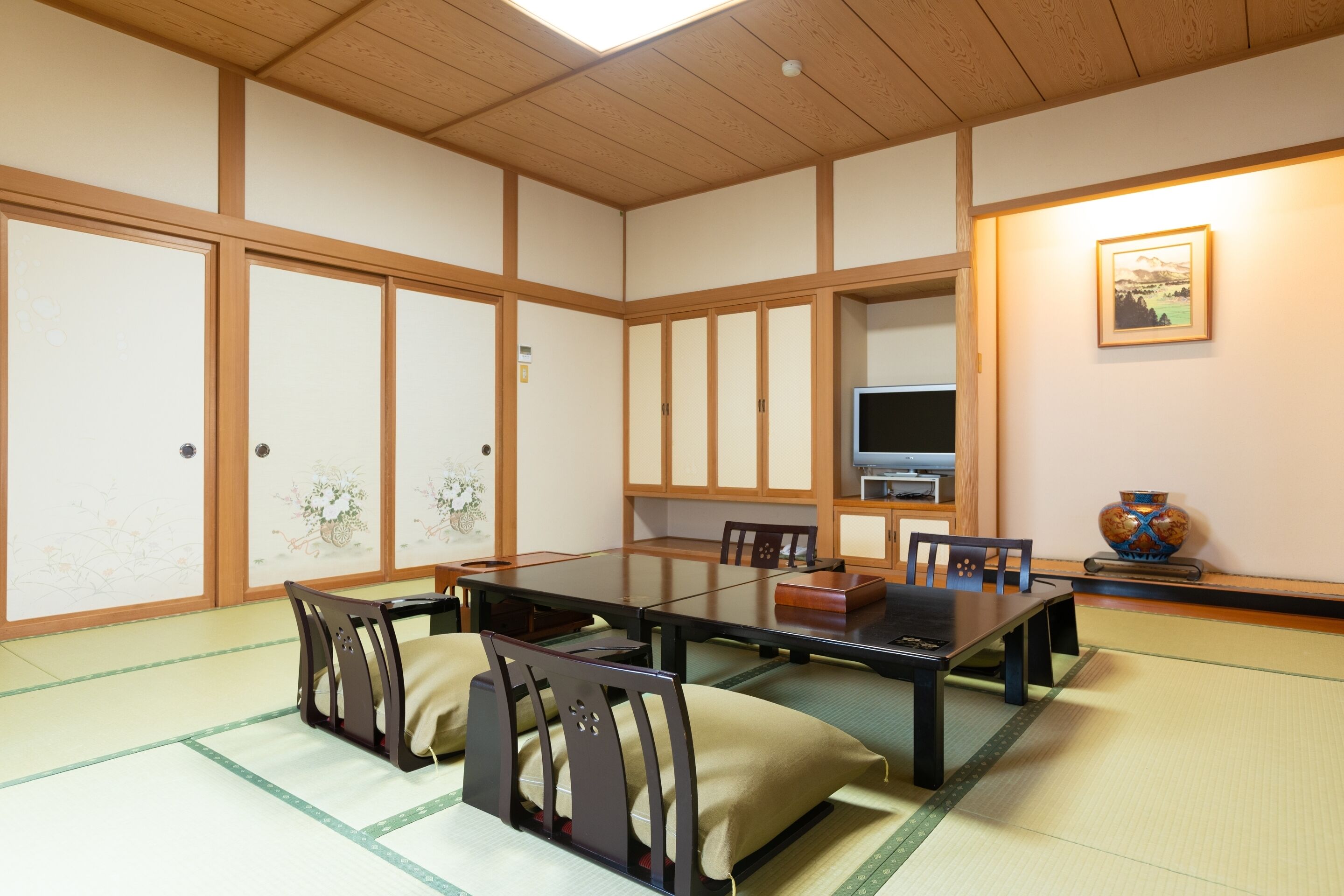 Traditionellt fyrbäddsrum - icke-rökare (JP style, Family) | Värdeförvaringsskåp på rummet, skrivbord, gratis wi-fi och sängkläder
