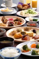 Una varietà di piatti che includono riso, verdure e pesce, suggerendo una ricca scelta di opzioni gastronomiche.