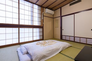 Traditionellt trippelrum - rökare (JP Style, Share Bathroom) | Värdeförvaringsskåp på rummet, skrivbord, gratis wi-fi och sängkläder