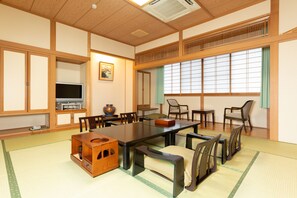 传统四人房, 无烟房 (JP style, Family) | 客房内保险箱、办公桌、免费 WiFi、床单