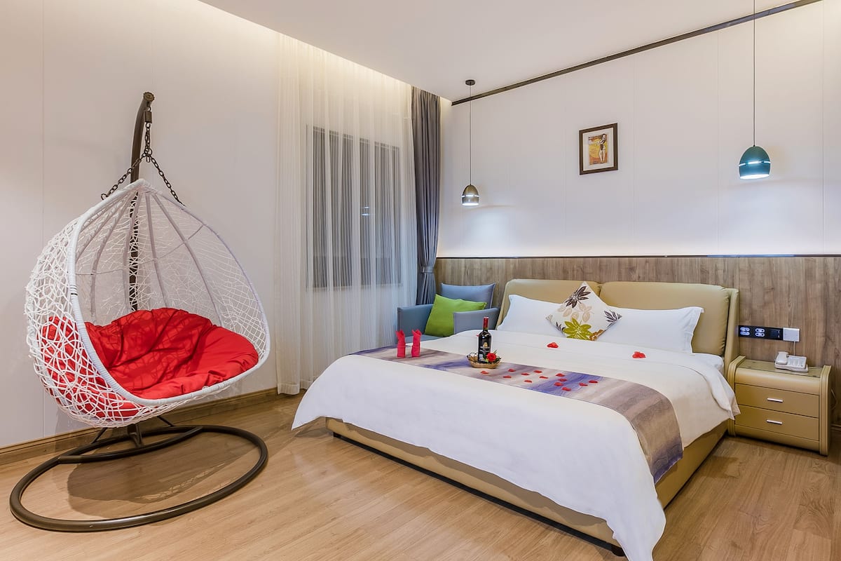 Superior Double Room | 1 bedroom, premium bedding, blackout drapes, iron/ironing board