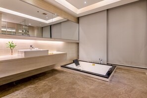 Premier Garden Inner window Suite | Bathroom