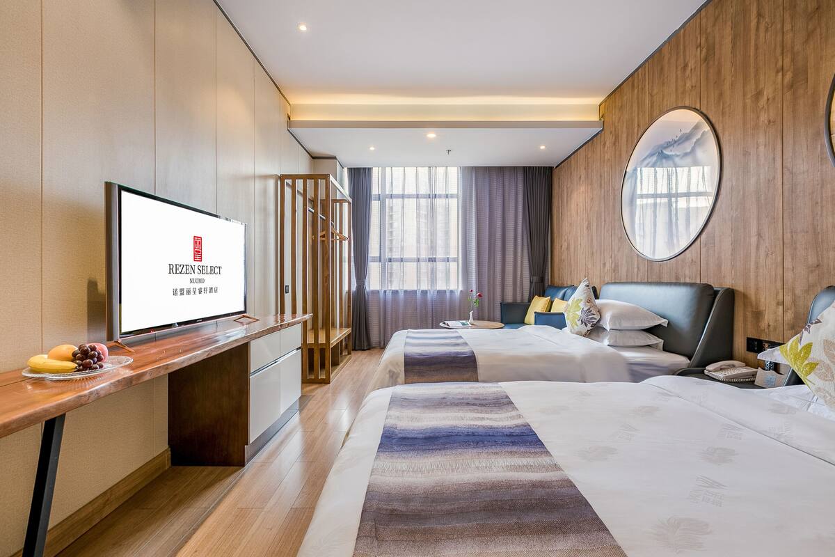 Deluxe Twin kamer | Luxe beddengoed, verduisterende gordijnen, een strijkplank/strijkijzer