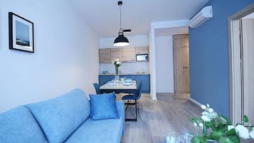 Leilighet – deluxe, 1 soverom | Oppholdsrom | Flatskjerm-TV