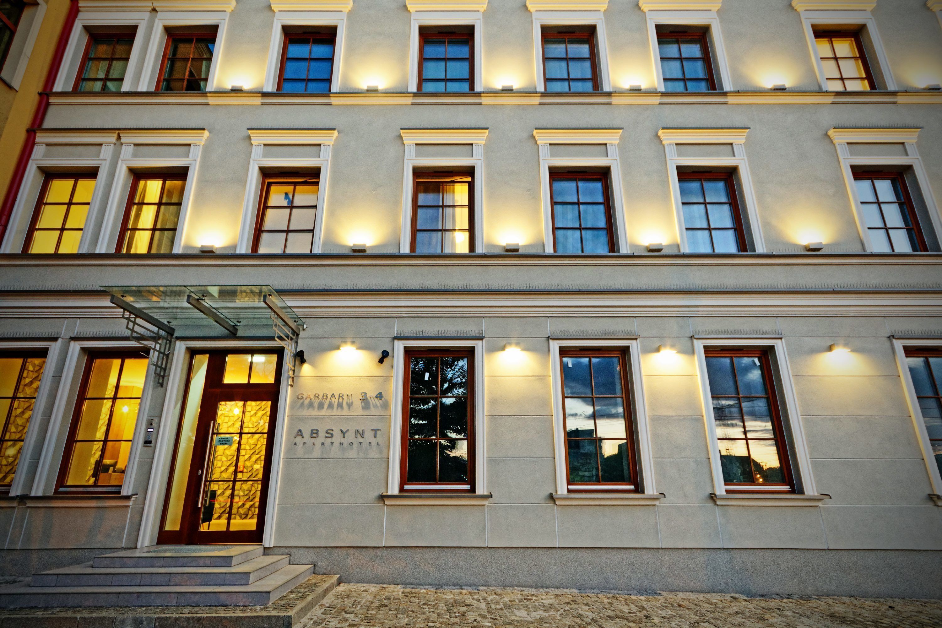 Bagian depan properti - sore/malam