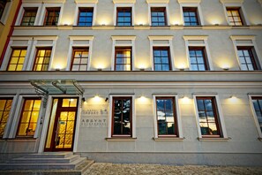 A multi-story building with a classic architectural style, featuring evenly spaced windows and a central entrance with a glass canopy. - Absyntapart -  Stare Miasto (Wroclaw)