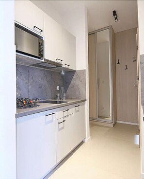 Suíte estúdio clássica, 1 cama de casal | Cozinha americana privada | Geladeira, micro-ondas, cooktop, chaleira elétrica