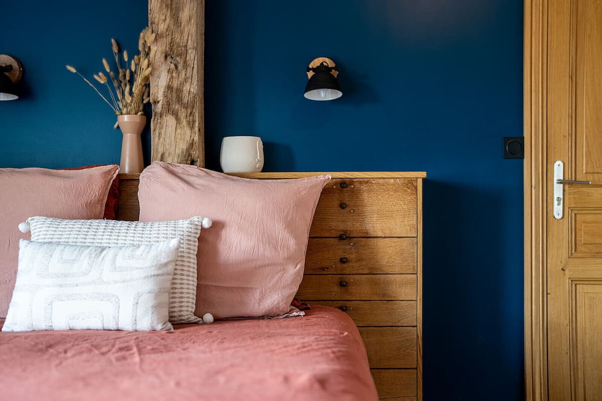 Egyptian cotton sheets, premium bedding, blackout drapes, WiFi (free)