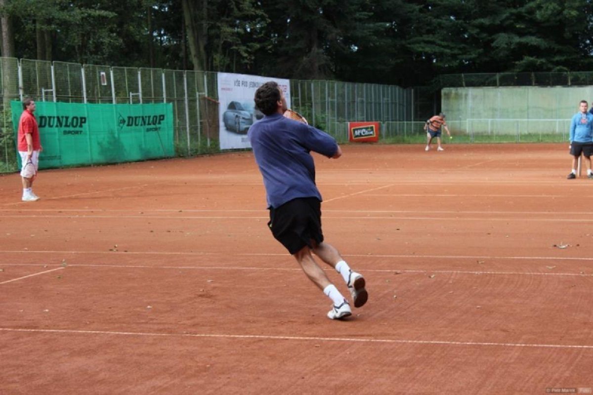 Pistes de tennis amb jugadors en plena partida.
